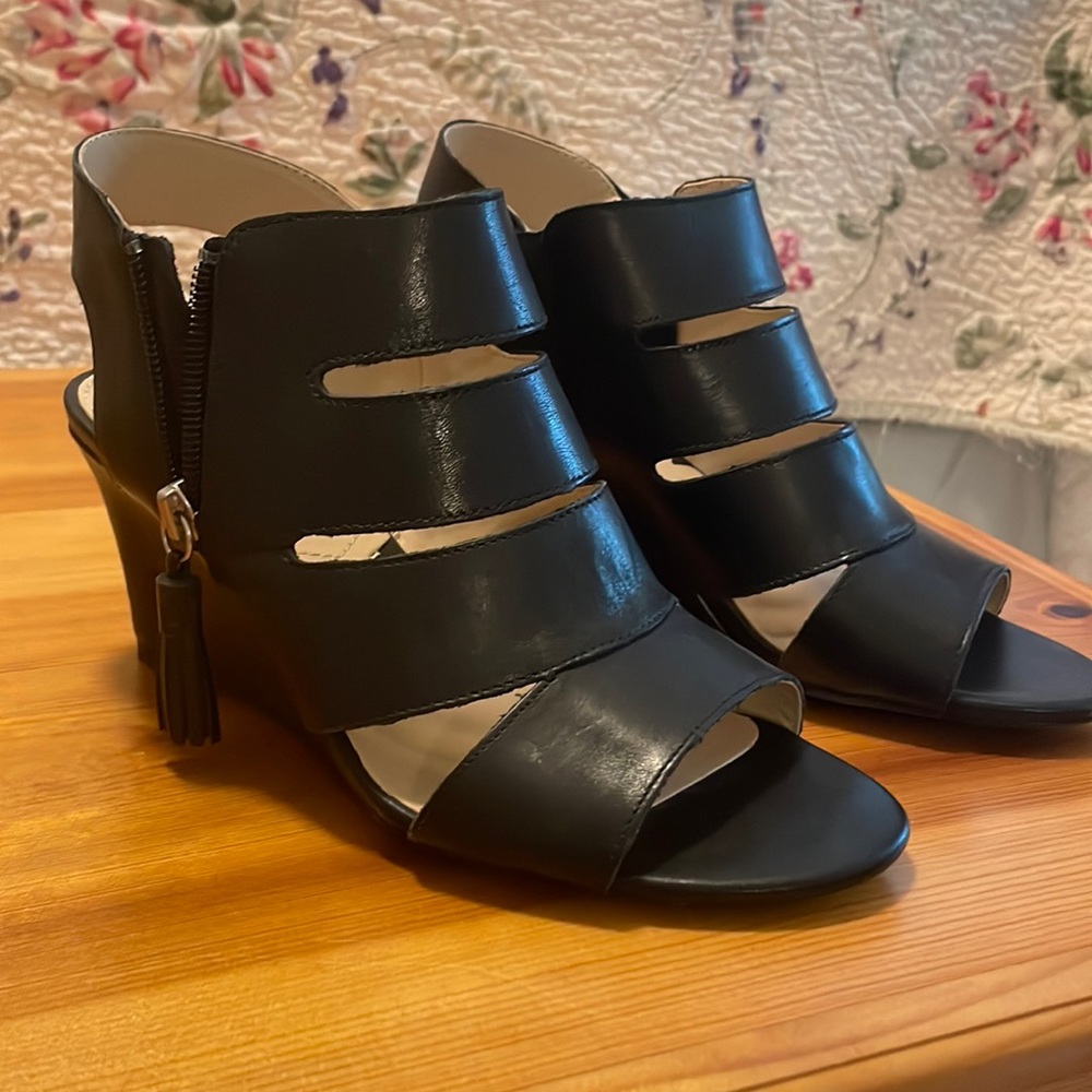 (NWOT)Adrienne Vittadini leather wedge heel shoe